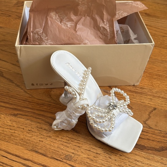 Brand New Pearl Bow Sandals - Picture 2 of 2